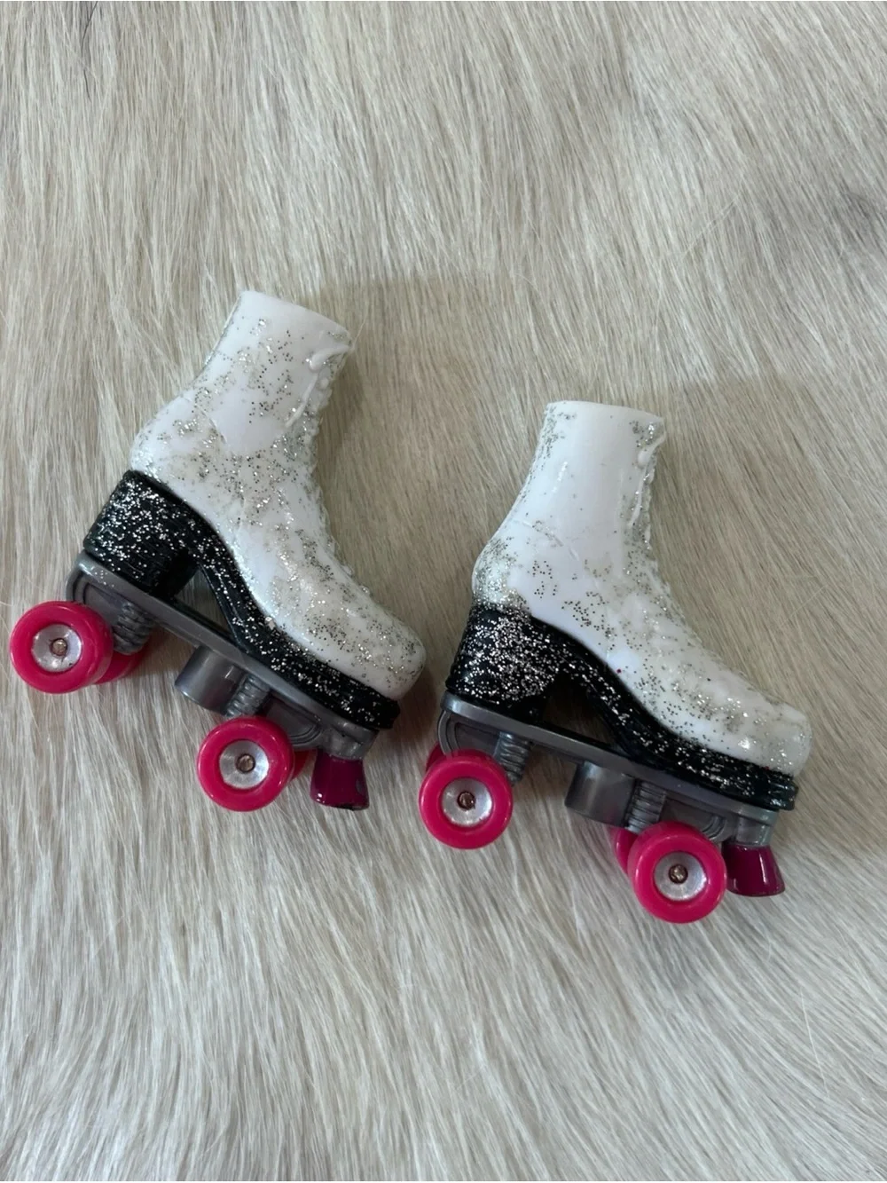 Bratz Doll Clothes Flashback Fever Yasmin White Pink Roller Skates Shoes